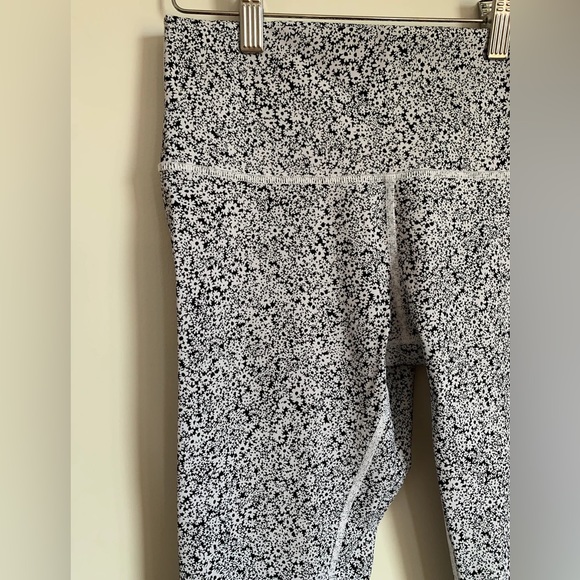 DITSY DAISY WHITE BLACK LULULEMON WUNDER UNDER CROP HI-RISE FULL-ON LUXTREME 21" - Picture 1 of 2